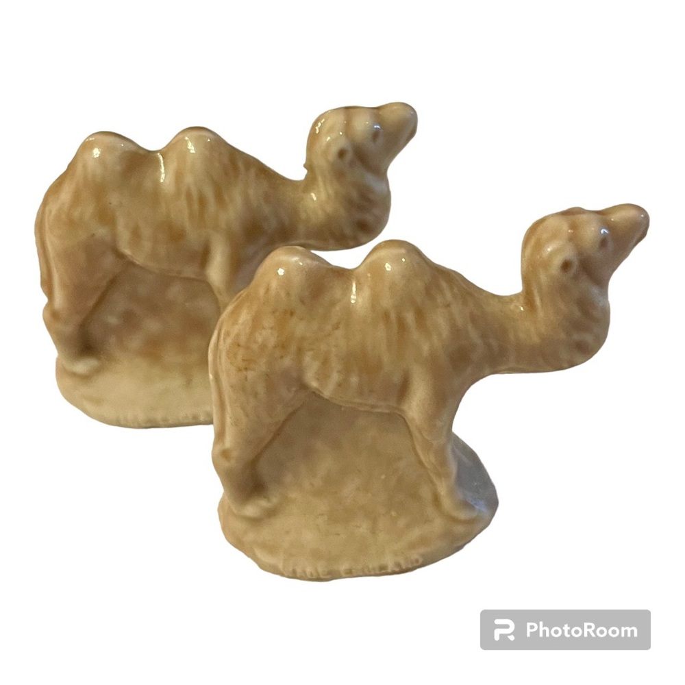 Vintage Wade Whimsy ceramic porcelain collectables - pair of CAMELS - in EUC!!!